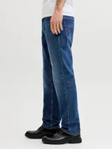 Jean de corte tapered fit con tiro medio, confeccionado en denim con efecto lavado. Presenta diseño clásico de cinco bolsillos, cierre con cremallera y costuras reforzadas.