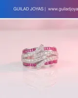 Anillo de plata 925 con diseño entrelazado, decorado con circonias fucsias y blancas.