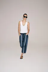 Jeans culotte de tiro medio ZW Collection con estampado de rayas verticales en tonos azules, celestes y negros. Cuenta con diseño de cinco bolsillos y cierre frontal con cremallera y botón.