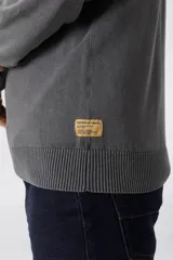 Sweater de algodón con escote en V y acabado stone wash, de manga larga con puños y ruedo acanalados.