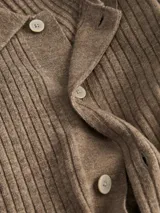 Cardigan de punto acanalado color marrón, con cuello tipo polo y cierre frontal de botones. Presenta un corte regular y mangas largas.