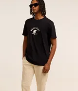 Pantalón masculino de corte skinny confeccionado en sarga de algodón con elastano. Presenta cierre frontal con botón y cremallera, cintura con trabillas y bolsillos laterales y traseros.