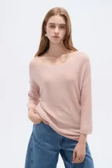 Sweater de tejido acrílico de corte holgado, color rosado, con cuello redondo y mangas 3/4.