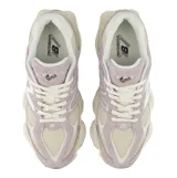 Championes urbanos New Balance modelo 9060, con diseño chunky en tonos violeta y crema. Confeccionados en una combinación de gamuza y malla, presentan el logo N característico en los laterales y una suela robusta con tecnología de amortiguación.
