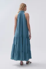 Vestido largo sin mangas color celeste, de bambula, con cuello camisero, abotonado al frente y falda con volados.