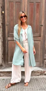 Sobrecamisa larga o vestido camisero verde agua, de manga larga y cierre frontal con botones.