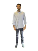 Camisa de corte clásico con estampado de cuadros en tonos rosados y celestes, con cuello abotonado, manga larga y bolsillo frontal con detalle bordado.