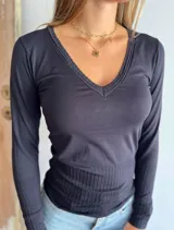 Camiseta térmica negra de microfibra con cuello en V y mangas largas.