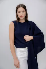 Chaleco azul de tejido de punto, confeccionado en 100% baby alpaca.