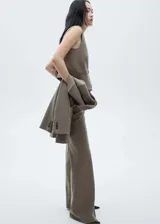 Pantalón de vestir estilo flare con diseño de tiro medio y corte acampanado. Cuenta con trabillas en la cintura, cierre oculto de botón, gancho y cremallera, dos bolsillos laterales y dos bolsillos de ribete en la parte posterior.