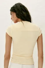 Camiseta ajustada de color amarillo claro, con diseño de escote cuadrado, manga corta y bajo recto.
