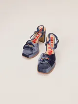 Sandalias de tacón alto Mutma en terciopelo color gris azulado, con plataforma delantera, doble nudo decorativo en la puntera y tira ajustable al talón.