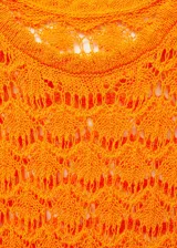 Vestido corto de crochet color naranja, con cuello redondo, tirantes anchos y diseño recto sin mangas.
