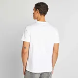 Remera blanca de algodón con cuello redondo y mangas cortas.