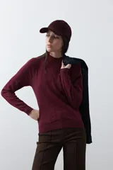 Polera de tejido de punto con cuello alto y diseño de rayas verticales sutiles. Presenta un ajuste al cuerpo y mangas largas.