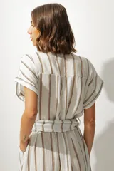 Vestido camisero midi a rayas verticales color blanco y beige, con cuello camisero, mangas cortas con dobladillo, cierre frontal con botones y cinturón con hebilla forrada.