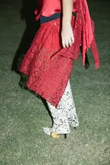 Minifalda negra de encaje con diseño asimétrico y cintura fruncida.