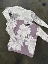 Sweater de punto fino con estampado floral grande en tonos beige y crema, de corte recto, cuello redondo y manga larga.