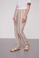 Pantalón babucha celeste con rayas verticales blancas, cintura elástica con cordón y detalle de borlas.