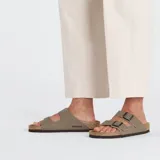 Sandalias Birkenstock modelo Arizona, color gris topo, con diseño clásico de dos tiras ajustables con hebillas metálicas, plantilla anatómica de corcho y suela de EVA.