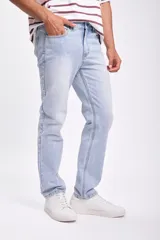 Pantalón jean clásico de denim celeste, corte recto y tiro medio.