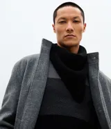 Pañuelo de punto masculino con diseño triangular, confeccionado en tejido acrílico de textura uniforme y acabado suave.