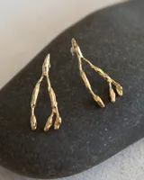 Aros colgantes con diseño orgánico inspirado en corales naturales, con acabado metálico brillante y cierre de perno con mariposa.