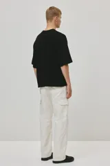 Pantalón cargo de sarga de algodón con corte regular, cintura con cierre de botón, bolsillos laterales, bolsillos insertados en las piernas con cierre y bolsillos de solapa con botones a presión.