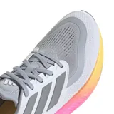Championes de running Adidas Pureboost 5, con exterior de malla técnica en color gris claro y detalles en gris oscuro. Presenta una mediasuela Light Boost con un degradado de colores que va del fucsia al naranja, ofreciendo amortiguación y retorno de energía.