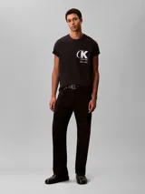 Remera de cuello redondo y manga corta, confeccionada en punto de algodón. Presenta un estampado gráfico en el pecho con el monograma de la marca y el texto New York.