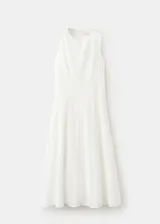 Vestido midi blanco sin mangas con diseño evasé y detalle de bordado inglés en toda la prenda.