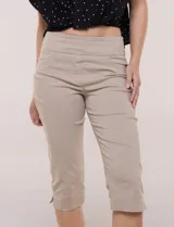 Pantalón capri blanco de tiro alto, corte entallado y silueta ajustada, con pretina ancha elastizada sin cierres, bolsillos simulados al frente y pequeños tajos en los ruedos.