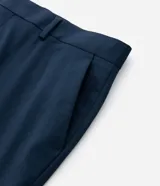 Pantalón de vestir corte slim confeccionado en tejido técnico con tecnología performance, que ofrece respirabilidad y secado rápido. Presenta cintura con pasadores, cierre tradicional y bolsillos laterales tipo cuchillo.