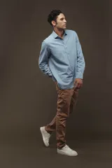 Pantalon de gabardina color tostado, de corte recto y ajuste clásico.