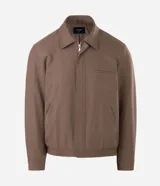 Campera de sarga color marrón, con cuello clásico, cierre frontal con cremallera, bolsillos laterales y cintura con elástico. Diseño de manga larga con corte recto.