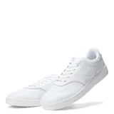 Championes urbanos New Balance de estilo court, totalmente blancos, confeccionados en una combinación de cuero y materiales sintéticos. Presentan el logo N característico en el lateral y suela de goma para mayor tracción.