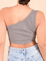 Blusa de un solo hombro, estilo crop top, confeccionada en tejido acanalado de color blanco.