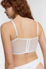 Corset de encaje color rojo con tirantes finos.