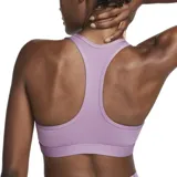Top deportivo Nike Swoosh de color verde con diseño de espalda nadadora y el logo de la marca estampado en blanco en el centro.