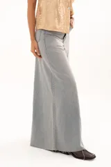 Pantalón de jean tiro alto con diseño de pierna extra ancha y caída fluida. Presenta costuras verticales que realzan su estructura, bolsillos funcionales y terminación de ruedo deshilachado.