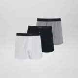 Pack de tres boxers de algodón en color blanco, negro y gris. Todos los boxers tienen cintura elástica negra con la marca "Underwear Collection" en blanco.