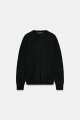 Jersey de punto liso confeccionado en lana, con cuello redondo y manga larga. Diseño básico de tacto suave.