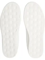 Zapatillas urbanas Calvin Klein Jeans de cuero blanco con detalles en beige y rosa. Presentan el logo "CK" en el lateral y la inscripción "Calvin Klein Jeans" en la suela.