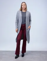 Cardigan largo tejido color gris con bolsillos delanteros.