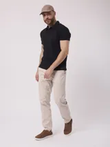 Pantalon chino de corte recto en color beige, confeccionado en tejido de algodón con elastano para mayor comodidad.