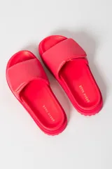 Sandalia tipo slide color fucsia, con suela track de plataforma y tira ancha acolchada en el empeine.