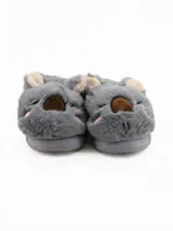 Pantuflas de peluche con diseño de koala, en color gris, con orejas y nariz en tonos contrastantes.