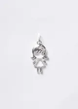 Dije con forma de niña, elaborado en plata 925, con detalles labrados en el vestido y el cabello.