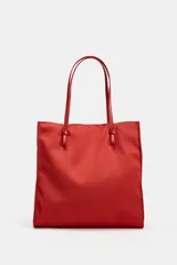 Bolso de hombro tipo shopper con cuerpo satinado rojo, doble asa fina de hombro y cierre imantado.
