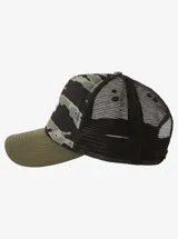Gorra tipo trucker Quiksilver modelo Pidgeon Chicken, con frente estampado estilo camuflado en tonos verde militar y negro, visera curva en color verde militar y paneles traseros de red negra. Cuenta con un parche frontal rectangular con el logo de la marca.